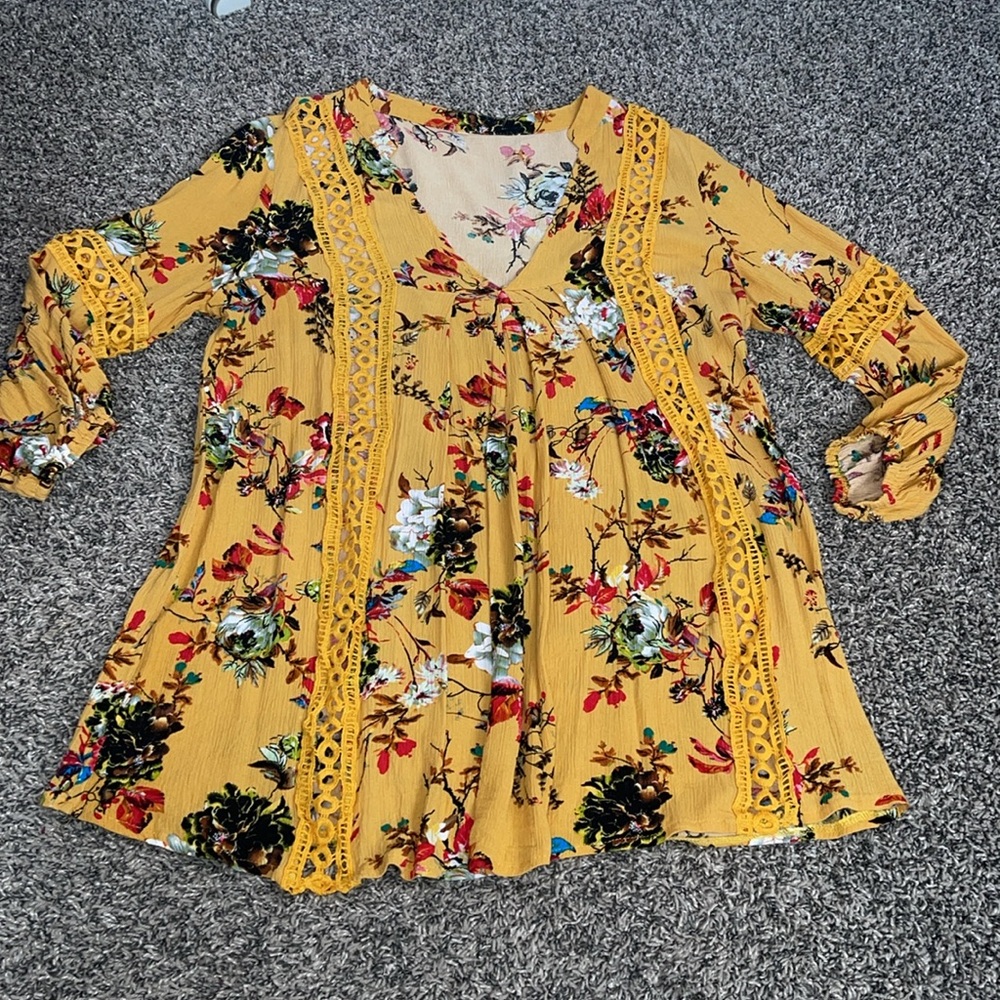 Womens blouse Floral V-Neck Blouse size Large see through lace strips size large